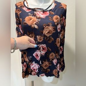 3X floral top with cross cross neck it’s really cute